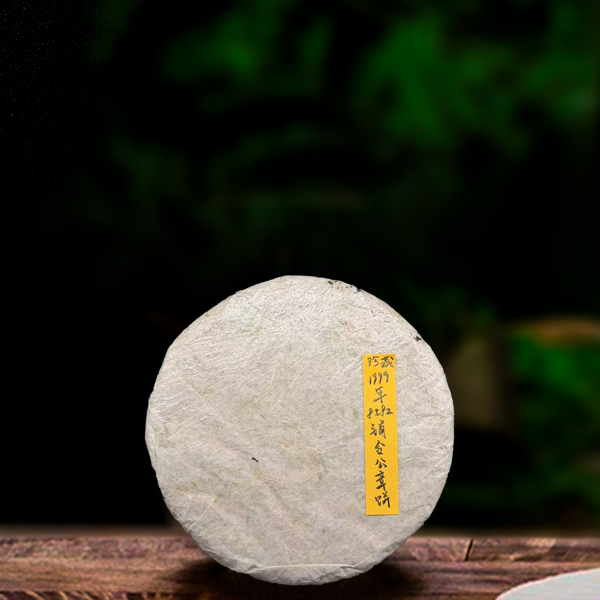 二十七年原料8582销台公章饼生茶g/27 years of raw materials 8582 sold in Taiwan, official seal cake, raw tea g