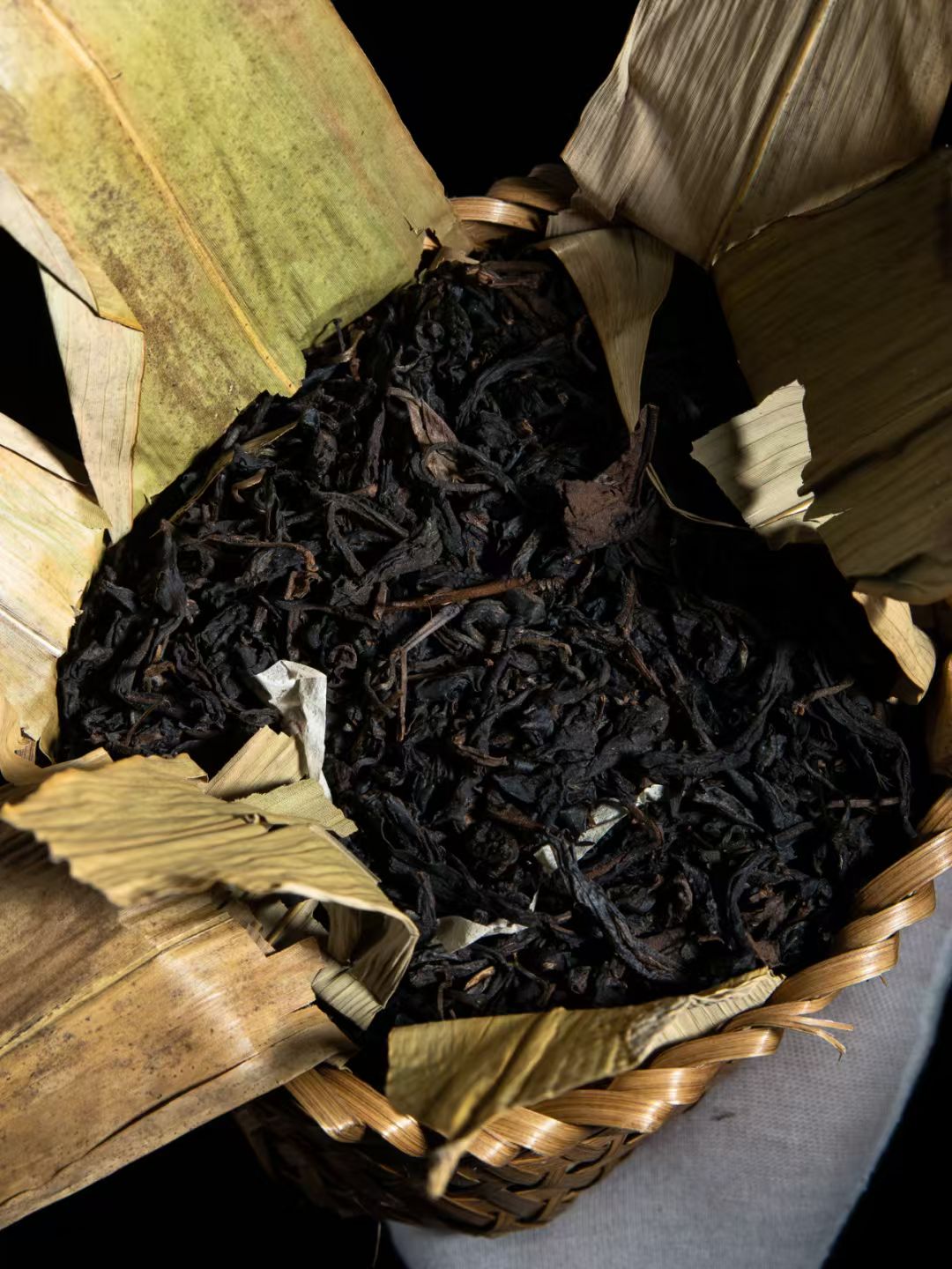 【雙喜牌銷港老茶|90 年代易武荒野散茶・昆明乾倉孤品・十五年陳煙韻巔峰】Double Happiness Brand Vintage Tea for Hong Kong Market | 1990s Wild Loose Tea from Yiwu, Unique Stock Stored in Kunming Dry Warehouse, Peak 15-Year Aged Smoky Aroma - 图片 9