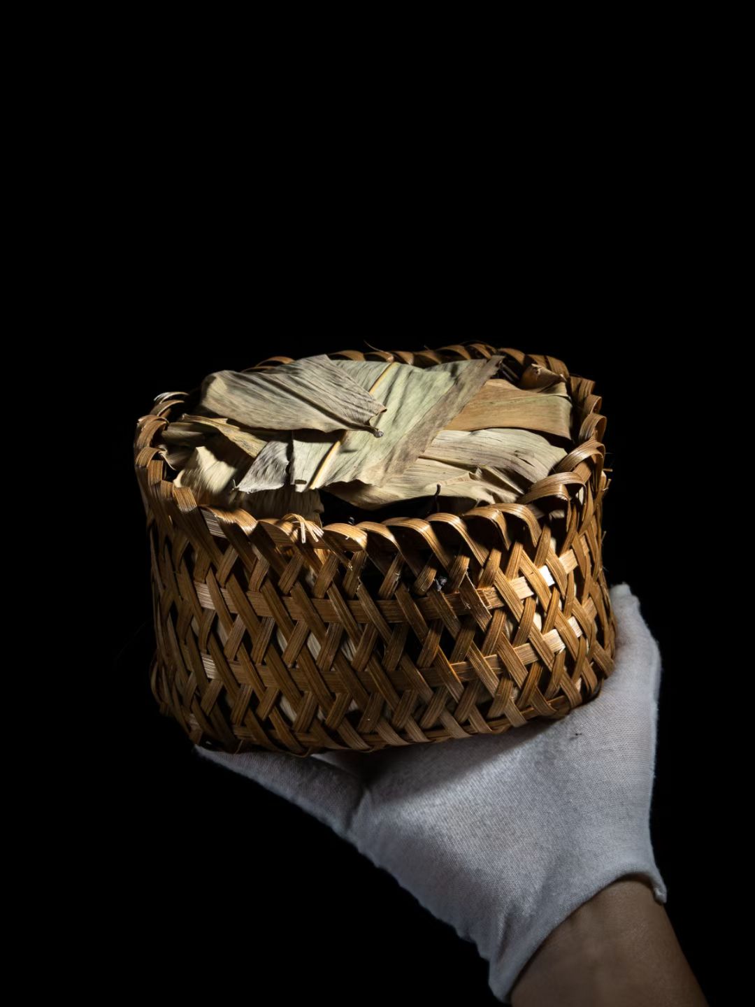 【雙喜牌銷港老茶|90 年代易武荒野散茶・昆明乾倉孤品・十五年陳煙韻巔峰】Double Happiness Brand Vintage Tea for Hong Kong Market | 1990s Wild Loose Tea from Yiwu, Unique Stock Stored in Kunming Dry Warehouse, Peak 15-Year Aged Smoky Aroma - 图片 7