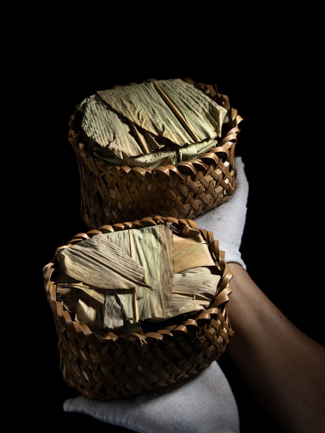【雙喜牌銷港老茶|90 年代易武荒野散茶・昆明乾倉孤品・十五年陳煙韻巔峰】Double Happiness Brand Vintage Tea for Hong Kong Market | 1990s Wild Loose Tea from Yiwu, Unique Stock Stored in Kunming Dry Warehouse, Peak 15-Year Aged Smoky Aroma - 图片 5