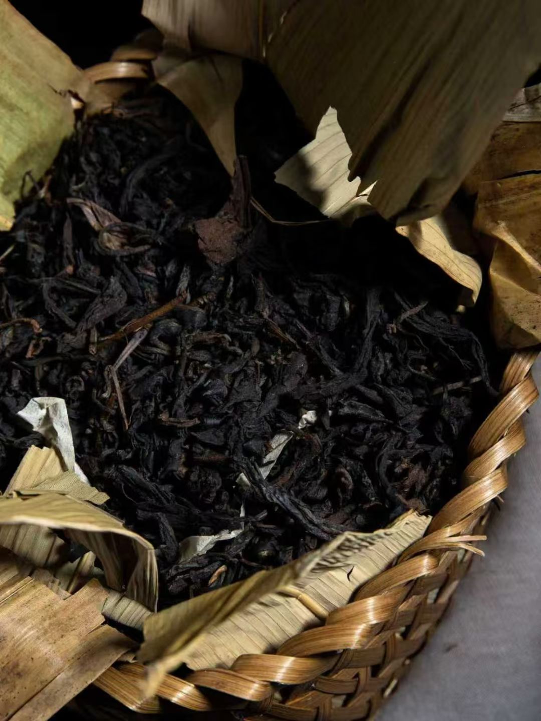 【雙喜牌銷港老茶|90 年代易武荒野散茶・昆明乾倉孤品・十五年陳煙韻巔峰】Double Happiness Brand Vintage Tea for Hong Kong Market | 1990s Wild Loose Tea from Yiwu, Unique Stock Stored in Kunming Dry Warehouse, Peak 15-Year Aged Smoky Aroma - 图片 4