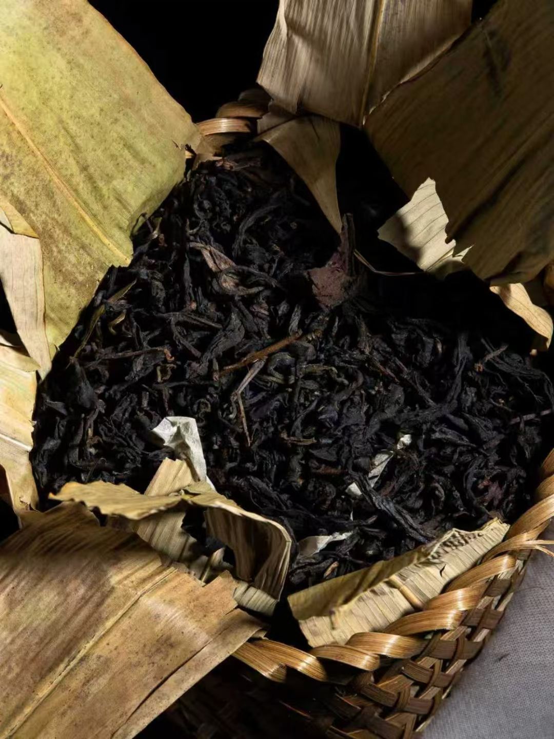 【雙喜牌銷港老茶|90 年代易武荒野散茶・昆明乾倉孤品・十五年陳煙韻巔峰】Double Happiness Brand Vintage Tea for Hong Kong Market | 1990s Wild Loose Tea from Yiwu, Unique Stock Stored in Kunming Dry Warehouse, Peak 15-Year Aged Smoky Aroma - 图片 2